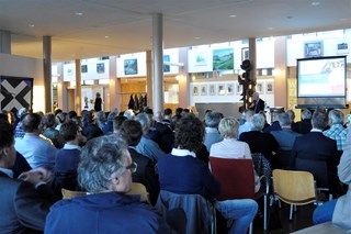 Hans Bouterse, voorzitter van de OFS,  heet de aanwezigen welkom