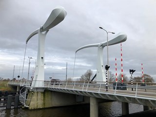Stolperbasculebrug Naastgelegen ophaalbrug de Twee Zwanen